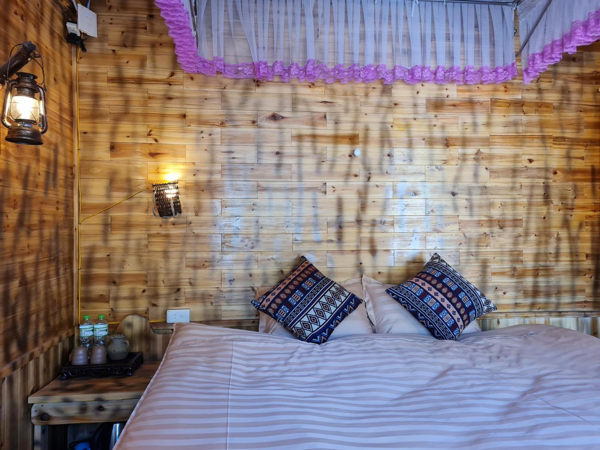 Nha Co Lao Xa Homestay Hmong & Bungalow Air Conditioner Dong Van  Exterior photo